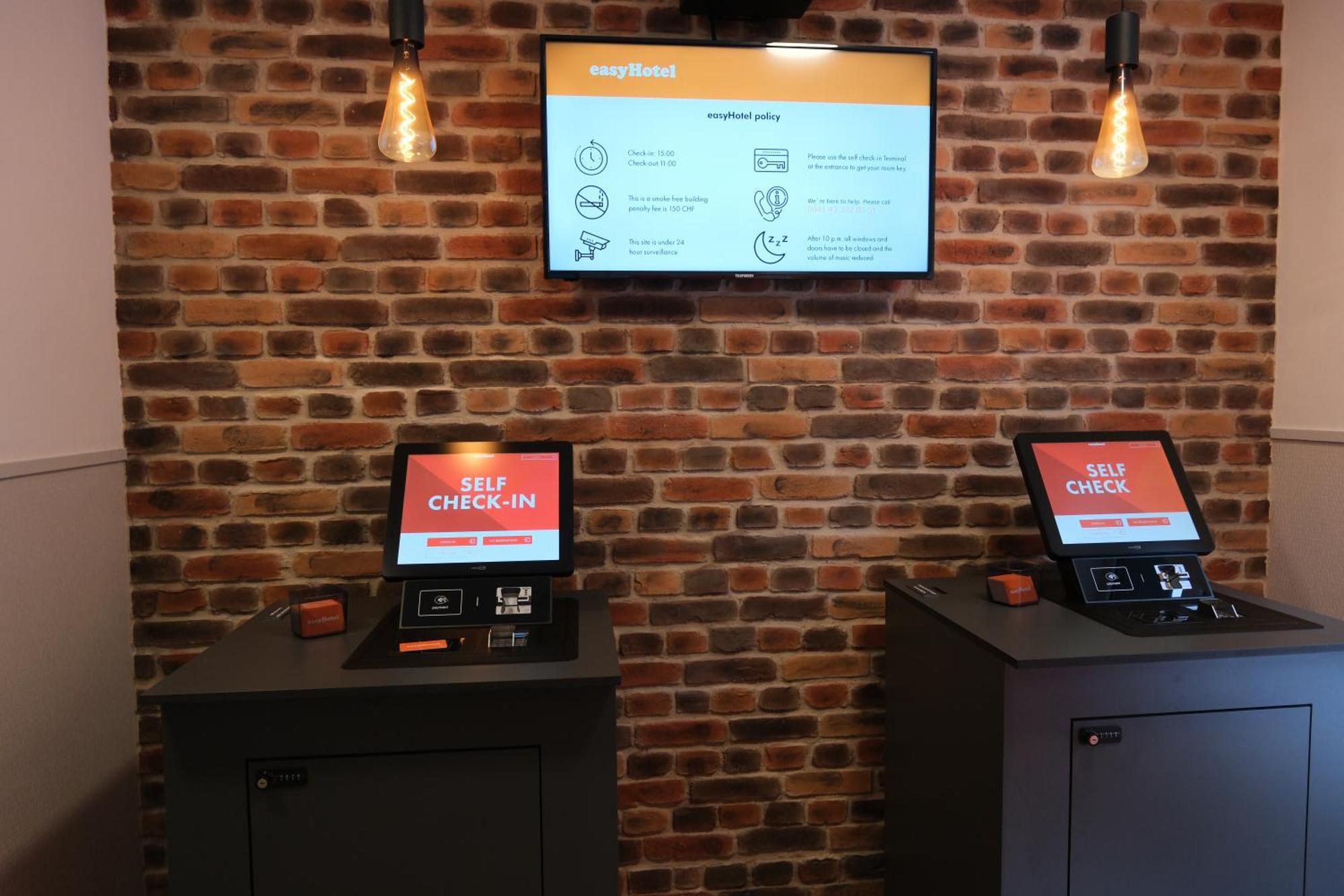 Easyhotel Zuerich Main Station Ngoại thất bức ảnh