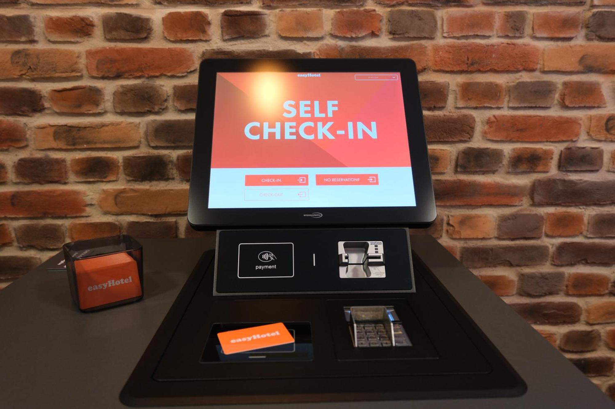 Easyhotel Zuerich Main Station Ngoại thất bức ảnh