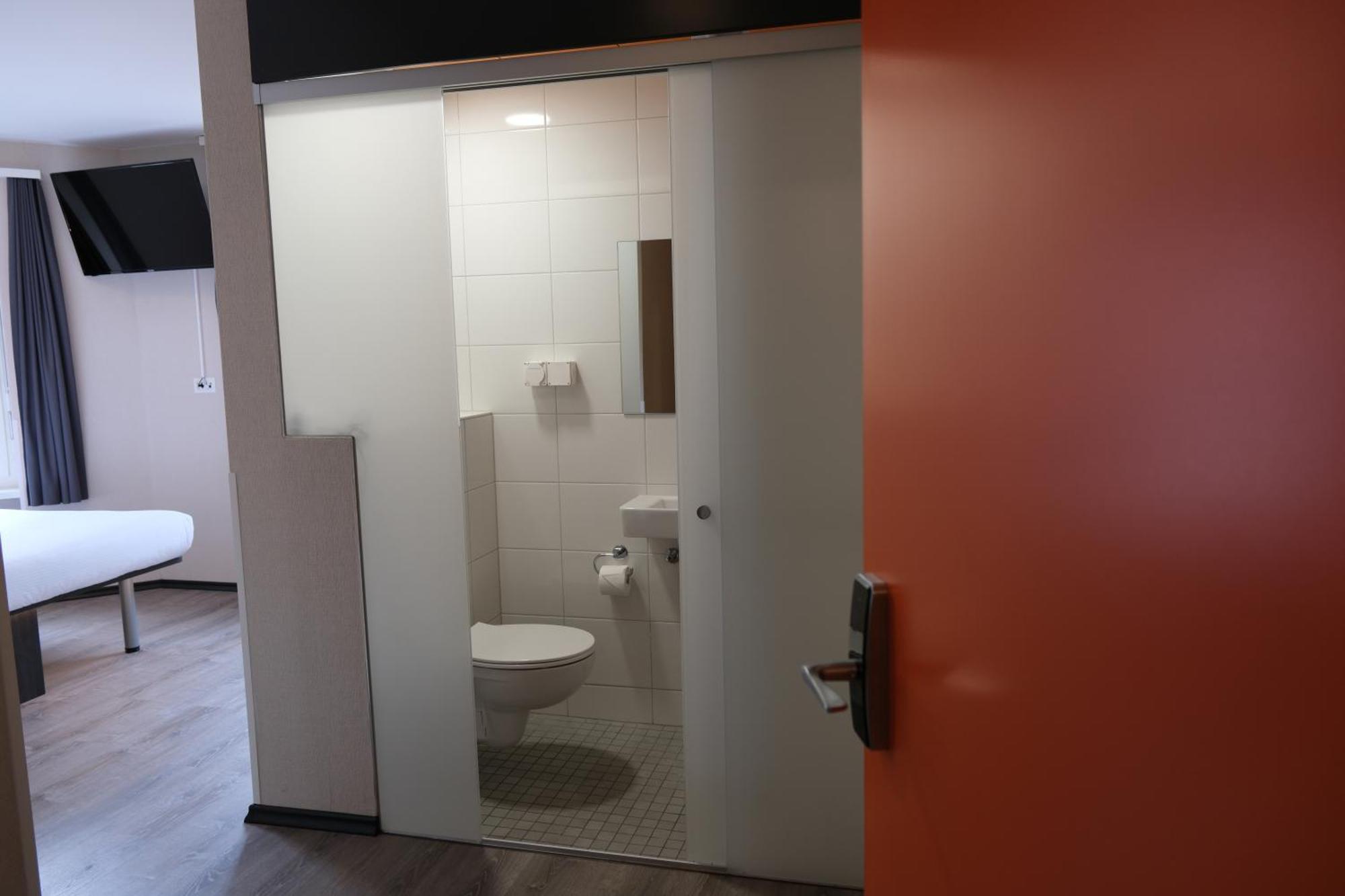 Easyhotel Zuerich Main Station Ngoại thất bức ảnh