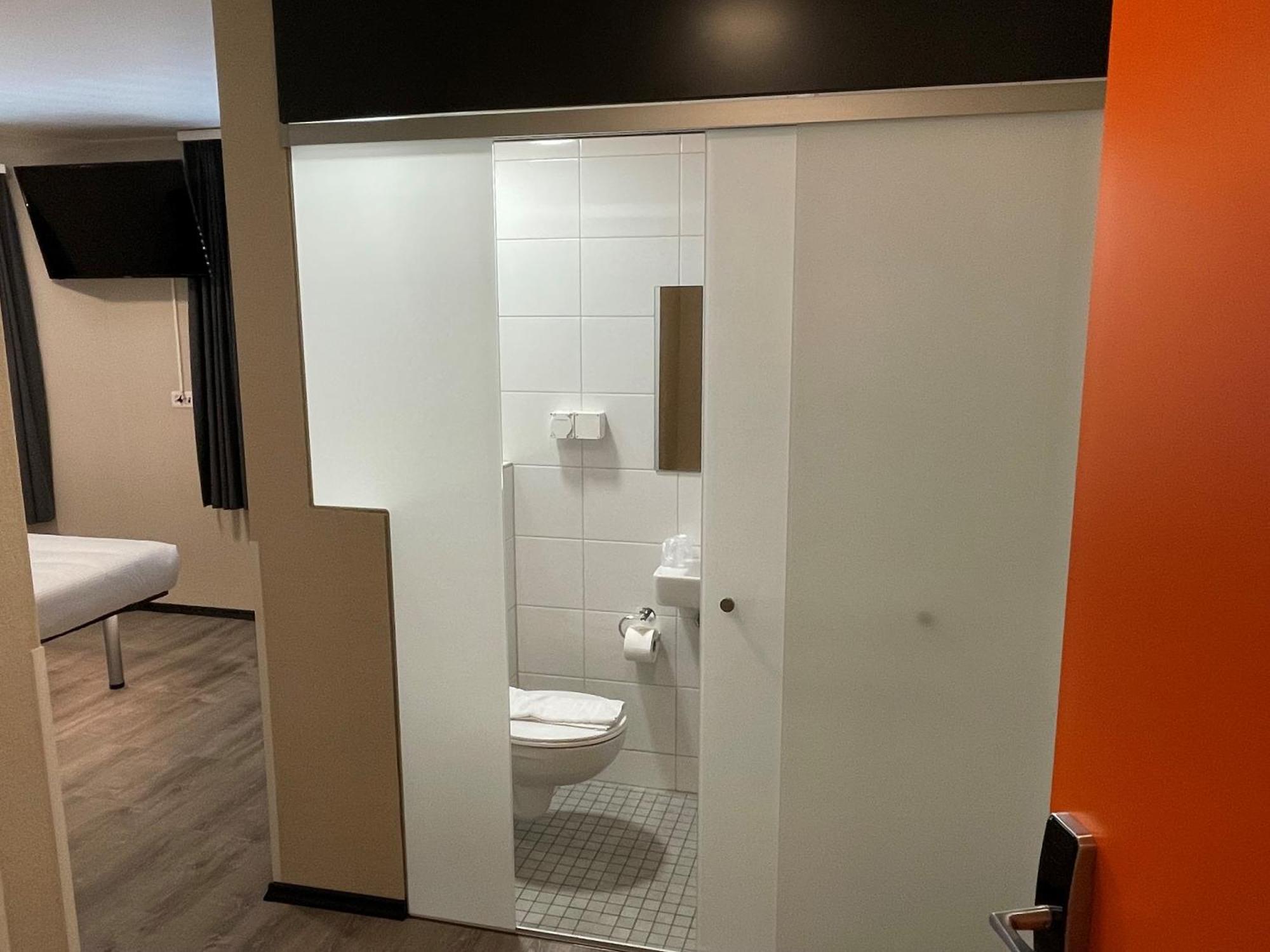 Easyhotel Zuerich Main Station Ngoại thất bức ảnh