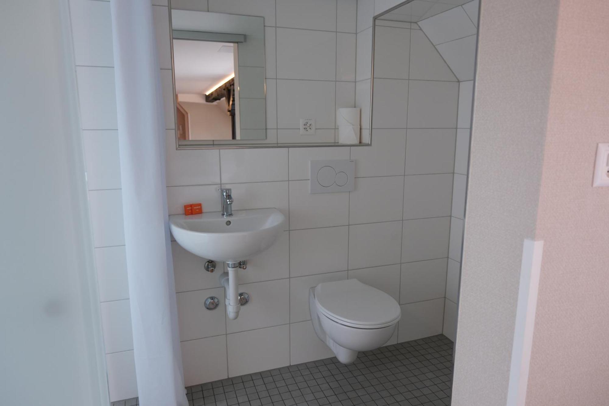 Easyhotel Zuerich Main Station Ngoại thất bức ảnh